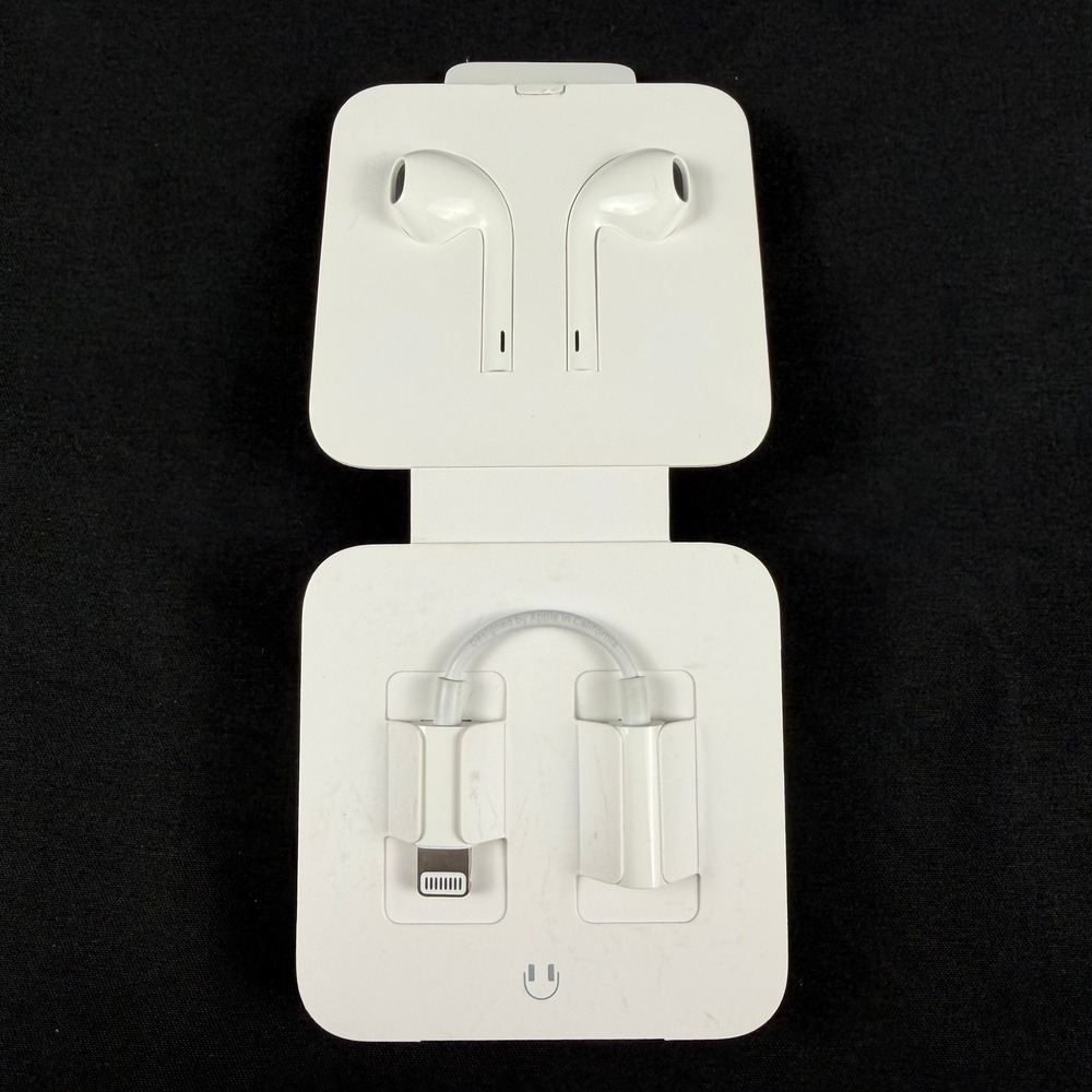 Apple EarPods with Lightning Connector and 3.5mm Headphone Jack Adapter White